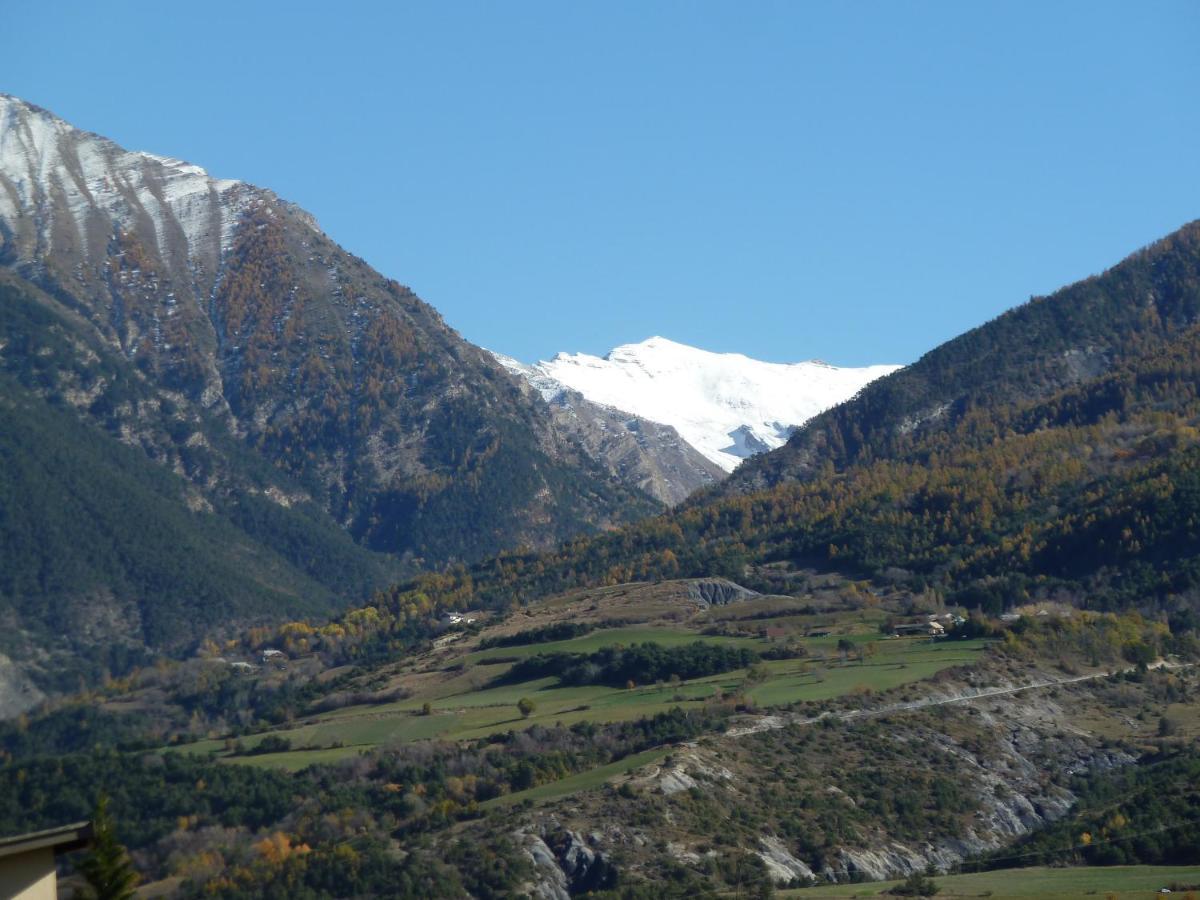 Vue Sur Les Montagnes Apartment Амбрюн Екстериор снимка
